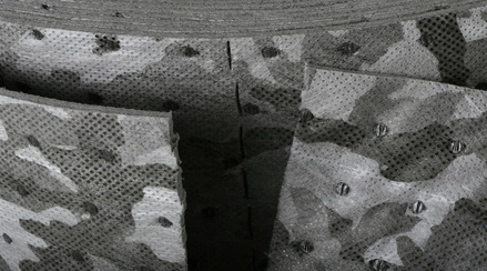 Univerzální sorpční maskovací koberec - sorbent perforovaný (50 cm x 50 m)